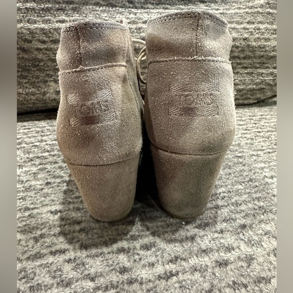 TOM’S Women’s Tan Suede Desert Wedges - Picture 3 of 9